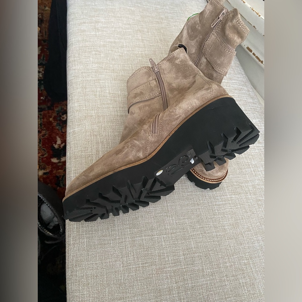 Paul Green Mara Suede Ankle Boot. NWT. Size
(NWT
5.5 US - Picture 7 of 10